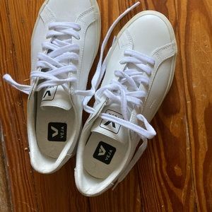 White Veja sneakers 6.7 37 NWOT women’s
